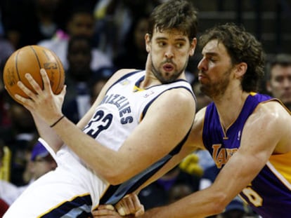 Pau Gasol trata de frenar a su hermano Marc en un Lakers-Grizzlies, en 2010.