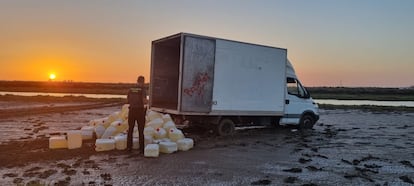 Un guardia civil decomisa decenas de garrafas o petacas de gasolina en las marismas de Chiclana.