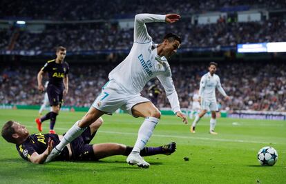 Cristiano Ronaldo se adelanta en una jugada a Jan Vertonghen.