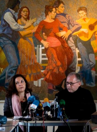 La directora gerente del Museo del Baile Flamenco, Tina Panadero, junto al director de comunicación, Kurt Grötsch en rueda de prensa en Sevilla