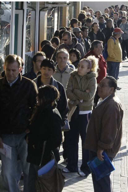 Cola de parados en una oficina de empleo de Madrid, en abril de 2009.