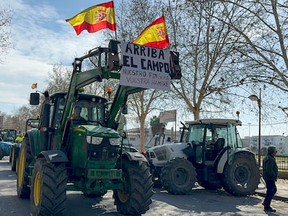 Concentración de tractores con motivo de las protestas del campo este martes, en Zafra (Badajoz).