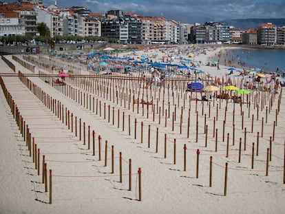 Playa de Silgar, en Sanxenxo, con las parcelas para garantizar la distancia social en primer término.