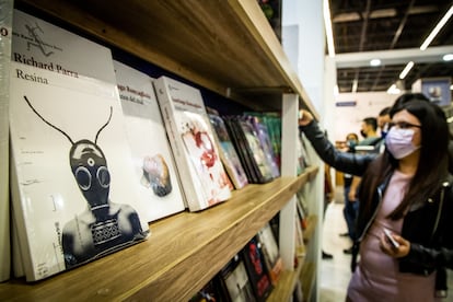 El libro Resina de Richard Parra en las góndolas de la Feria Internacional del Libro de Guadalajara el día 04 de diciembre de 2021.