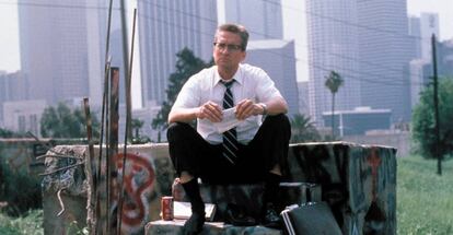 Michael Douglas se toma un respiro antes de armarla de verdad en 'Un día de furia' (1993), de Joel Schumacher.