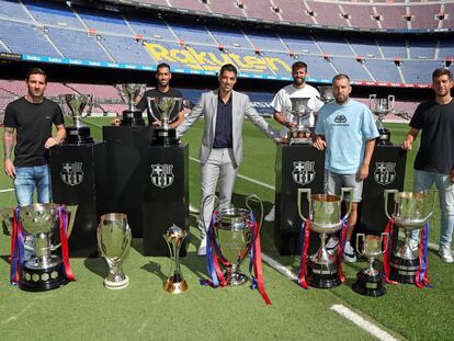 Luis Suárez se despidió ayer del Camp Nou, donde estuvo acompañado de algunos de sus compañeros, entre ellos Messi.