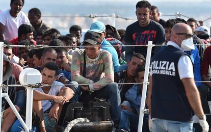 Inmigrantes rescatados por la Guardia Costera de Italia en 2015 a su llegada al puerto de Pozzallo, cerca de Ragusa, Sicilia, Italia.