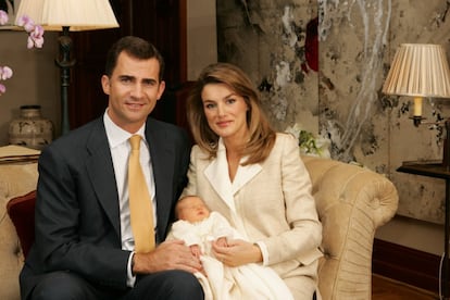 El 31 de octubre de 2005, los príncipes de Asturias daban la bienvenida a su primera hija, Leonor, hoy la primera en la línea de sucesión en la Corona española. En la imagen, su primera foto de familia oficial tras haber abandonado la clínica Ruber Internacional de Madrid.