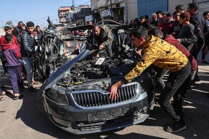 Varios palestinos inspeccionan el coche en el que murieron dos periodistas este domingo en un ataque israelí en Gaza. El coche en el que se desplazaban fue atacado durante una cobertura informativa en Rafah, en el sur del enclave palestino, según el Gobierno de Gaza, en manos de Hamás.