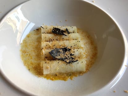 CANELONES DE APIO SOBRE CALDO DE GALLINA, CON RALLADURA DE APIO BOLA / CAPEL