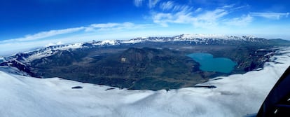 Vista aérea de la caldera de 10 kilómetros provocada por la erupción del volcán Okmok en el 43 a.C.