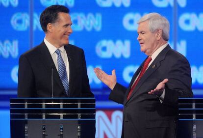 Los candidatos presidenciales republicanos Mitt Romney  y Newt Gingrich en el debate del pasado jueves. 