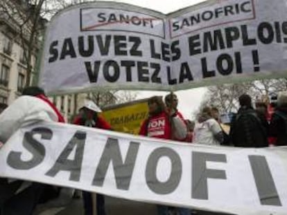 FRANCIA EMPLEO:ISL04 PARÍS (FRANCIA), 29/01/2013.- Empleados de la farmacéutica francesa Sanofi participan en una manifestación en contra de los despidos masivos de la empresa celebrada en frente de Ministerio de Empleo en París, Francia hoy 29 de enero de 2012. Según fuentes oficiales entre 500 y 1.500 personas asistieron a la manifestación. EFE/Ian Langsdon