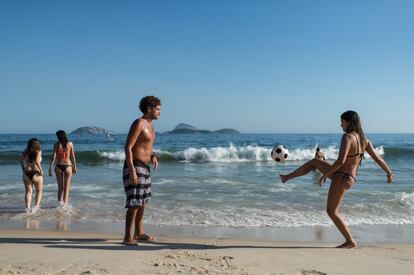 Una pareja juega a fútbol en Ipanema el pasado 30 de enero.