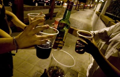 Unos j&oacute;venes toman alcohol en las calles de Pozuelo de Alarc&oacute;n.