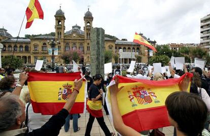 Varias decenas de personas se concentran en San Sebastián esta mañana en recuerdo de las víctimas de ETA.