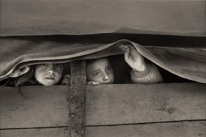 Marzo de 1999. Dos niñas albanokosovares refugiadas se asoman en un carromato a la llegada a la frontera de Albania desde Kosovo durante la deportación masiva realizada por las tropas serbias.