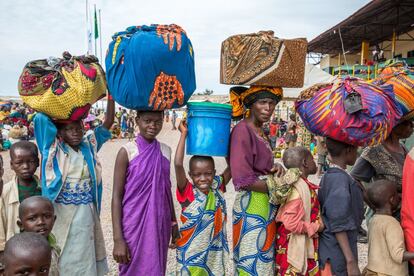 Refugiados burundeses hacen cola para ser llevados al campamento de Nyarugusu, en Tanzania.Tras la llegada masiva de los refugiados, se han registrado casos de cólera en los campamentos de Kagunga, el estadio Lago Tanganika y Nyarugusu. Ya se han contabilizado 33 muertes por esta enfermedad y actualmente hay siete casos declarados en el pueblo de Kagunga, entre los que hay también ciudadanos tanzanos.