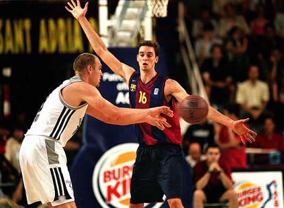 Zidek y Gasol luchan por el balón en el primer partido de la final de la ACB entre el Barcelona y el Real Madrid (2001)