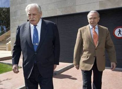 Ricardo Fornesa (izquierda), junto a Isidro Fainé, después de una conferencia en el IESE.