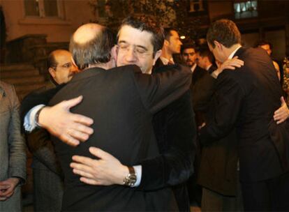 Alfredo Pérez Rubalcaba abraza al secretario general de los socialistas vascos, Patxi López (en primer plano). Detrás, a la derecha, José Luis Rodríguez Zapatero da el pésame a otros miembros del PSE.
