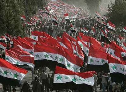 Miles de manifestantes con banderas iraquíes protestan contra la ocupación estadounidense ayer en Nayaf.