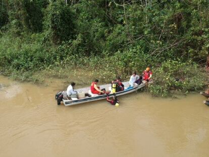 Imagen del operativo de búsqueda de los niños arrastrados por la corriente en el río Parima.