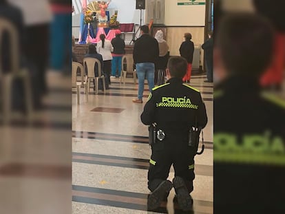 Henry Armando Sanabria Cely, orando en una iglesia, el 13 de abril de 2023.