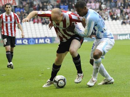 Toquero protege el balón frente a Mtiliga.