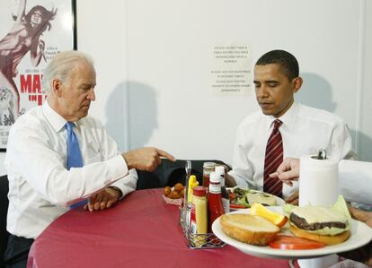 El presidente de Estados Unidos, Barack Obama (a la derecha) y el vicepresidente, Joe Biden, comen una hamburguesa en el restaurante Ray's Hell Burger, en Arlington (Virginia), en 2009. 