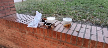 Imagen de restos de comida en el cauce del río Turia de Valencia tras el reparto a personas sin hogar.