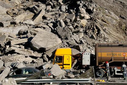 Varios vehículos, tres coches y un camión, se han visto afectados por un desprendimiento de tierras al desplomarse una de las paredes de la autopista A-8, que une San Sebastián y Bilbao. Los ocupantes de los vehículos han sido rescatados ilesos, salvo una persona que ha resultado heridas leve.