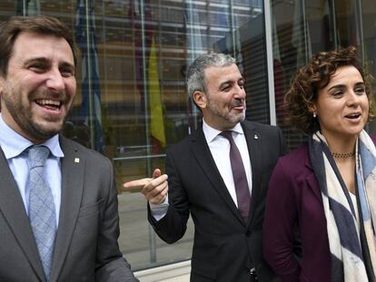 La ministra espanyola de sanitat, Dolors Montserrat (d) el conseller Antoni Comín (c) i el tinent d'alcalde de Barcelona Jaume Collboni (e) a la seva sortida de l'EMA.