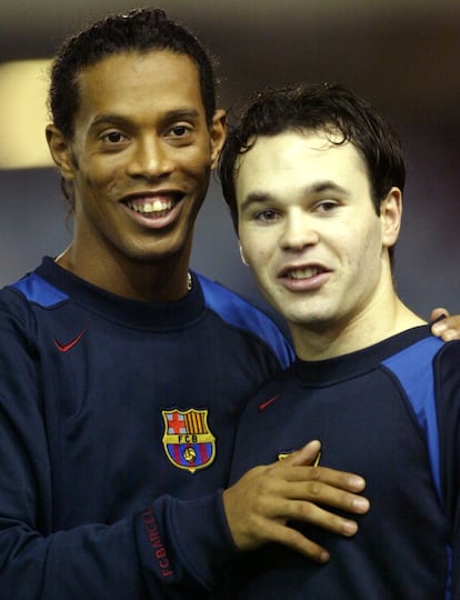 Iniesta posa junto a Ronaldinho en una imagen de 2004.