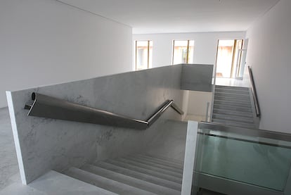 Escalera de acceso a la zona destinada al personal de la Consejería de Presidencia.