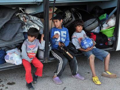 Nens s'esperen per abandonar Idomeni.