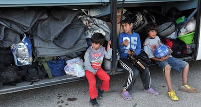 Nens s'esperen per abandonar Idomeni.