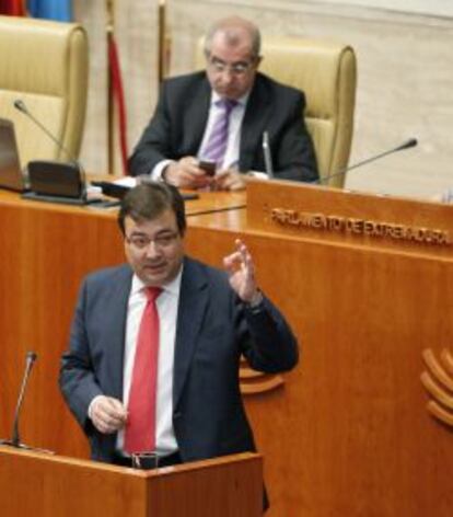 GRA006. M&Eacute;RIDA, 07/05/2014.- El secretario general del PSOE de Extremadura, Guillermo Fern&aacute;ndez Vara, que ha anunciado hoy que presentar&aacute; una moci&oacute;n de censura contra el Gobierno de Jos&eacute; Antonio Monago al finalizar el debate del Estado de la Regi&oacute;n, durante su intervenci&oacute;n en el Parlamento regional. EFE/Jero Morales