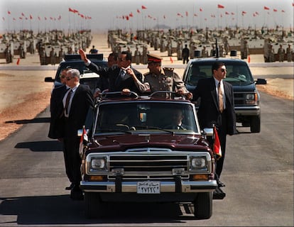 El presidente de Egipto, Hosni Mubarak, pasa revista a bordo de un coche junto al ministro de Defensa, Mohammed Hussein Tantawi (aún hoy en el cargo), a las tropas con motivo del aniversario de la guerra de 1973 con Israel, en una base militar en El Cairo, en octubre de 1998.