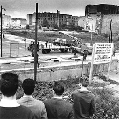 Jóvenes de Alemania del Oeste observan la descarga de cemento para reforzar el muro en septiembre de 1961.