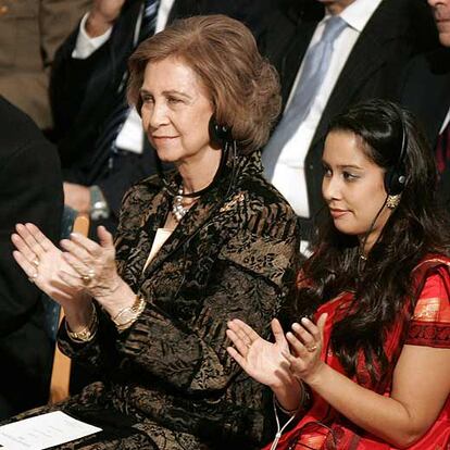 La reina Sofía ha asistido a la ceremonia en Oslo de entrega del Premio Nobel de la Paz. El creador de los microcréditos es amigo de la Reina y en  fechas recientes la invitó públicamente a estar presente en la recepción del Nobel.