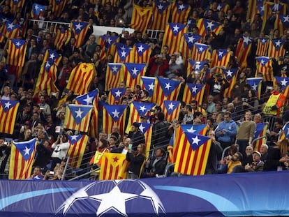 Aficionats del Barça mostren estelades en un partit del curs passat.