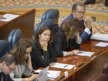 En el centro, Elena Gonz&aacute;lez-Mo&ntilde;ux. A la derecha, el portavoz Enrique Ossorio. 