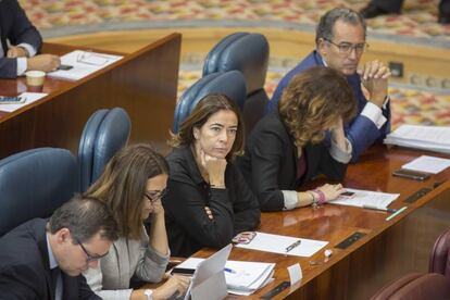 En el centro, Elena González-Moñux. A la derecha, el portavoz Enrique Ossorio.