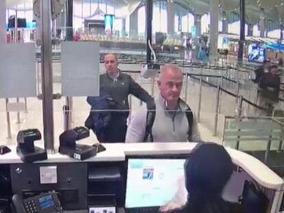 Michael L. Taylor y Georg-Antoine Zayek, el pasado 29 de diciembre en una imagen de seguridad del aeropuerto de Estambul.