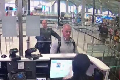Michael L. Taylor y Georg-Antoine Zayek, el pasado 29 de diciembre en una imagen de seguridad del aeropuerto de Estambul.