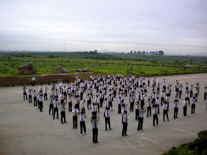 Estudiantes de la Pyongyang University of Science (PUST) realizando ejercicios matinales. La imagen fue tomada en 2011. La disciplina de tipo castrense domina el ambiente de este centro universitario para los hijos de las élites norcoreanas.