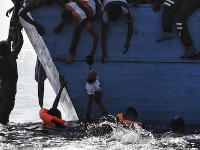 Migrantes tratan de salvar a la desesperada a un ni&ntilde;o en el agua 