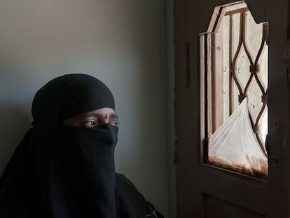 Nagalakshmi desconfía de los hombres y oculta el rostro.