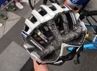 El casco de Dani Martin después de caer encima de Richie Porte. 